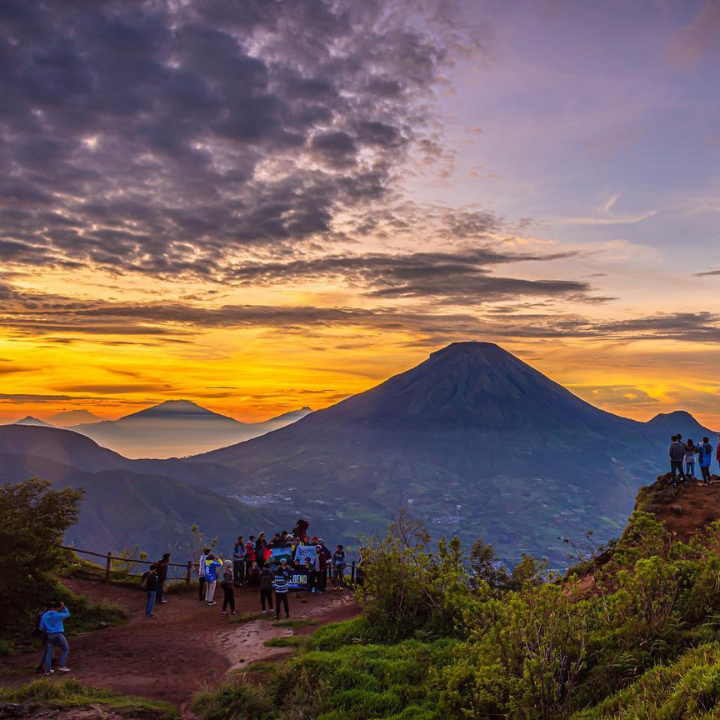 Golden-Sunrise-Bukit-Sikunir-Dieng